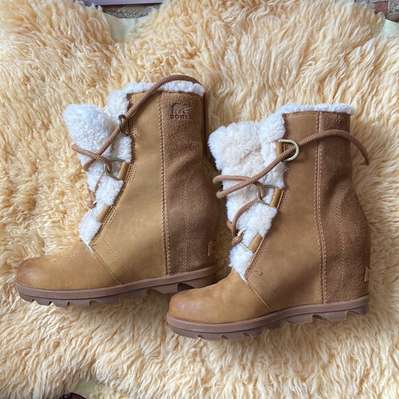 Like new Sorels - Picture 2 of 11